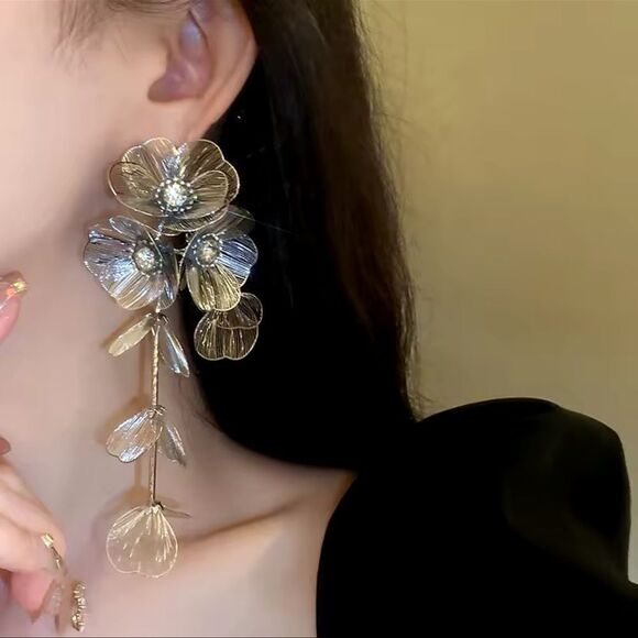 Zara Famous Kate Middleton Floral Statement Earrings - Picture 4 of 17